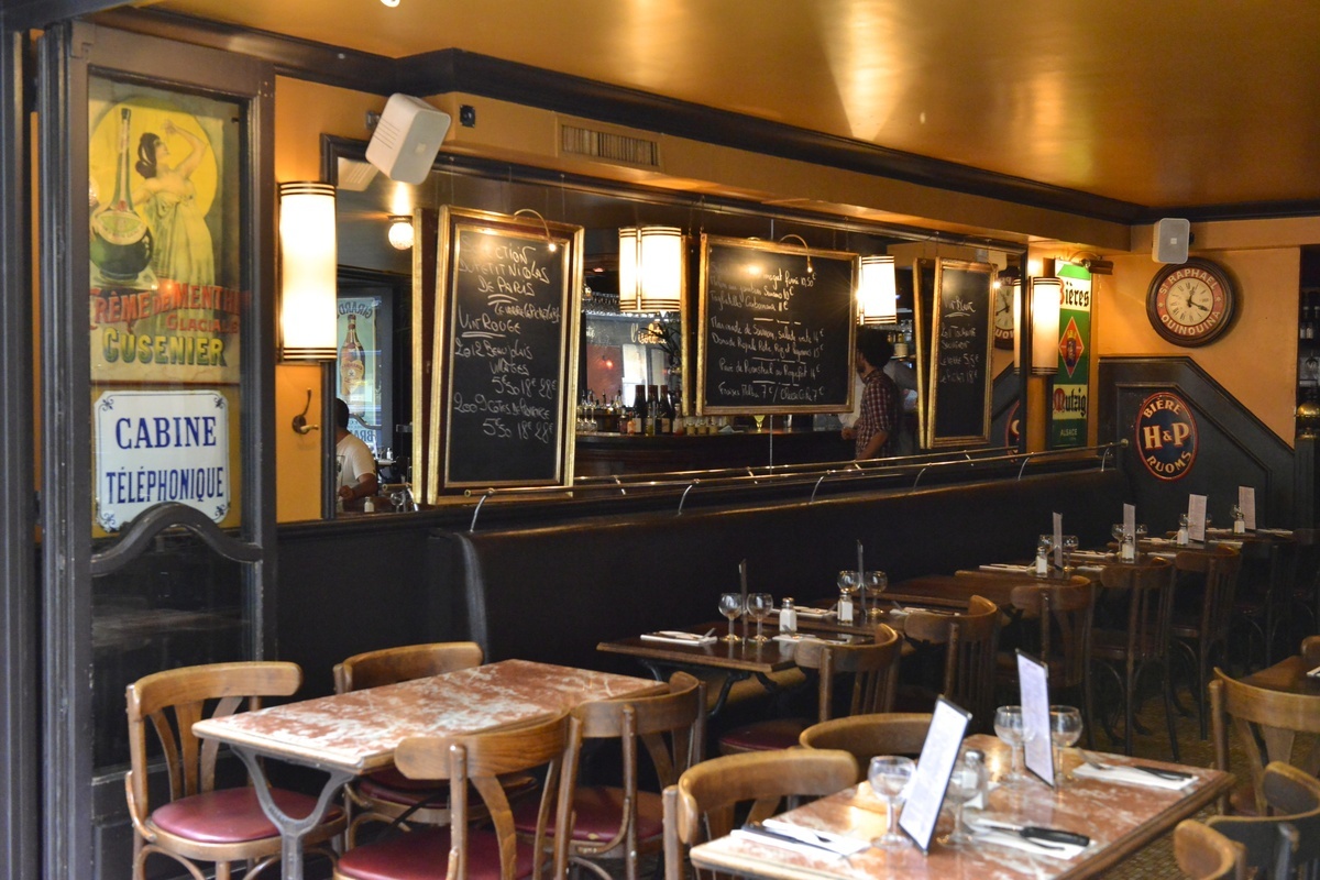 Một quán bistro ở Paris. Ảnh: sandrogamba1