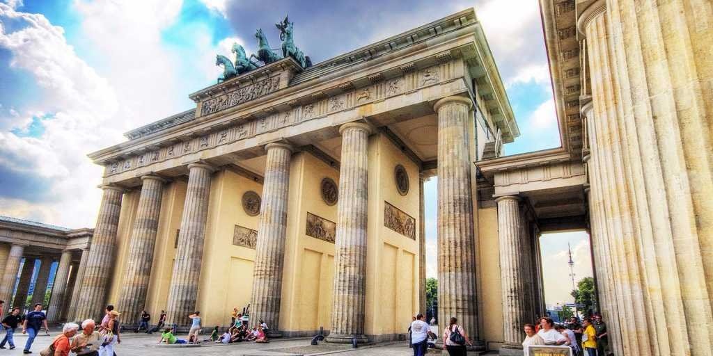 Đức: Bạn không nên chào kiểu phát xít, hoặc mang những biểu tượng phát xít. Nhìn chằm chằm vào thứ gì đó được coi là thiếu giáo dục hoặc bị điên. Bạn cũng không nên tỏ ra thân thiện quá, người Đức làm quen một cách từ từ chứ không vồ vập ngay từ đầu. Đừng chúc mừng sinh nhật một ai khi chưa đến ngày, vì họ tin rằng nó là điềm gở.