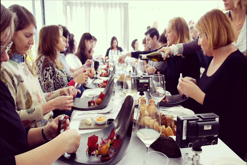 Thực khách thích thú với sáng kiến mới của nhà hàng.