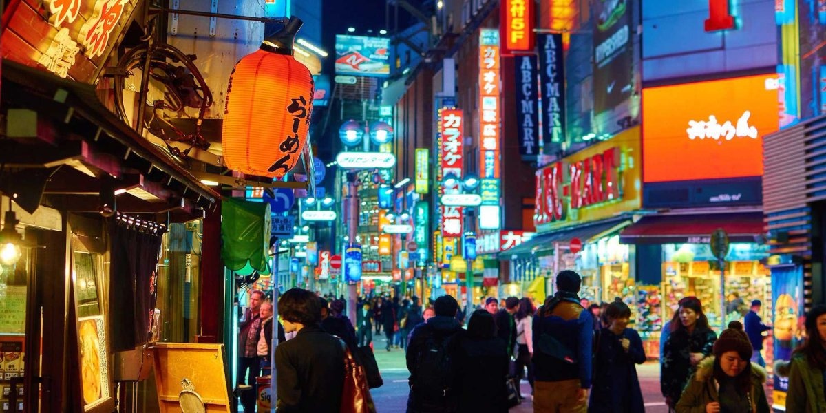 Nhật Bản: Tip là từ không có trong văn hóa Nhật Bản, bởi vậy bạn không nên tip khi đến đây. Nếu nhà nào bỏ giày dép ở ngoài, bạn nên quan sát và làm theo. Ngay ở cửa ra vào có một chỗ gọi là “genkan”, bạn có thể để giày dép ở đó. Khi gặp người lạ, đặc biệt là người lớn tuổi, bạn đừng ôm hôn họ. Tại thang cuốn, bạn nên đứng ở đúng vị trí, ở Tokyo bạn nên đứng bên trái, còn ở Osaka bạn nên đứng bên phải. Tốt nhất hãy làm theo mọi người.