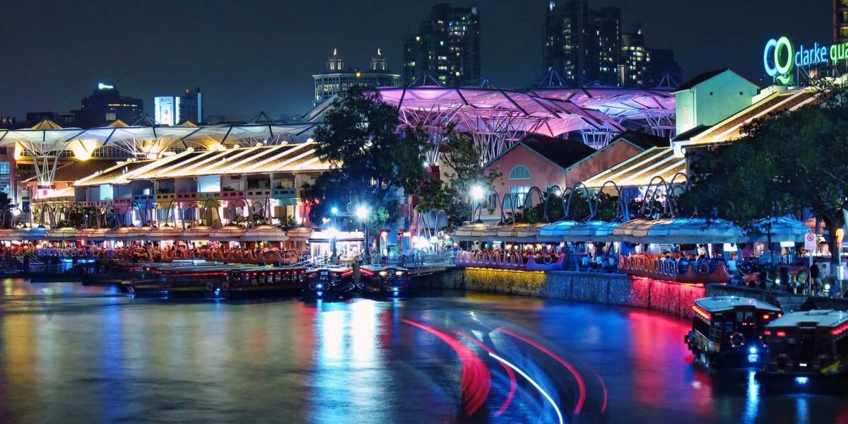 Singapore: Đây là nước có luật lệ chặt chẽ, bởi vậy bạn nên để ý một chút để tránh bị mất tiền oan. Cho chim ăn, nhổ nước bọt, tiểu tiện hoặc hút thuốc nơi công cộng, ăn uống trên các phương tiện giao thông công cộng, xả rác… đều là những hành động phạm pháp ở quốc đảo này.