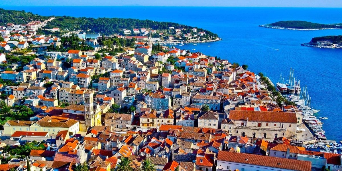 Croatia: Đừng giơ ngón cái, ngon giữa và ngón trỏ cùng lúc, bởi đây là cách chào của người Serbia, mà người Croatia thì không hề muốn bạn nhầm giữa 2 nước.