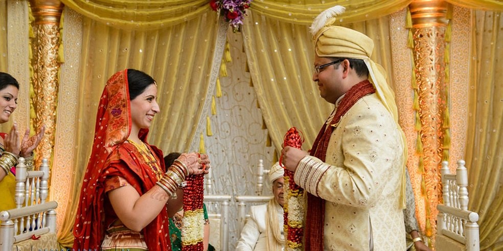 Ấn Độ: Bạn tuyệt đối không nên hôn nơi công cộng, vì có thể sẽ ngồi tù vì tội “khiêu dâm nơi công cộng”. Ôm hay bắt tay giữa những người khác giới cũng nên tránh.