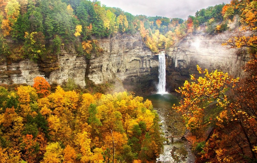Thác Taughannock, New York, Mỹ: Thác nước tọa lạc tại công viên New York và tuyệt đối không được phép bơi lội vì độ nguy hiểm của nó.