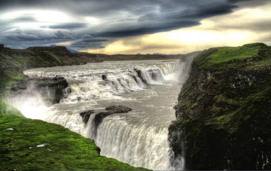 Thác Gullfoss, Iceland: Gullfoss là một phần của dòng sông Hvita, gần thành phố Reykjavik phía Nam Iceland và đổ xuống từ độ cao 32m. Thác nước này tuy không lớn nhưng tạo cho du khách ấn tượng khó quên với hàng khối nước đổ xuống khe đá, tạo thành tiếng gầm thét ầm vang.