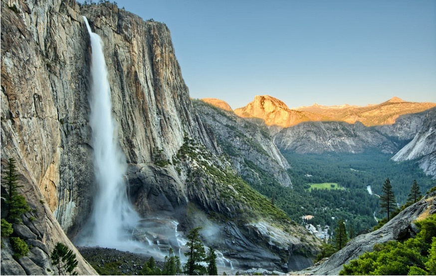 Thác Yosemite, California, Mỹ: Thác nước Yosemite là thác nước cao nhất vùng Bắc Mỹ và đứng thứ 6 trên thế giới về xếp hạng độ cao. Với chiều cao hơn 741 m, Yosemite là thác nước cao nhất Bắc Mỹ và cao thứ 6 thế giới. Cuối xuân, khi tuyết tan, dòng nước trắng xóa đổ xuống là thời điểm đẹp nhất của thác.