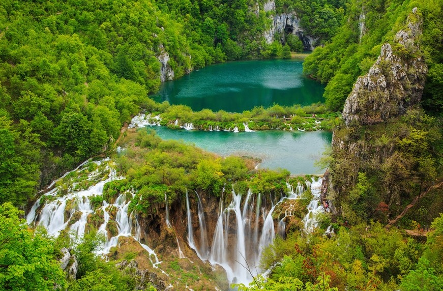 Thác Large, Croatia: Thác nằm ở công viên quốc gia Plitvice Lakes, công viên lâu đời nhất vùng đông nam châu Âu với hệ sinh thái vô cùng phong phú.