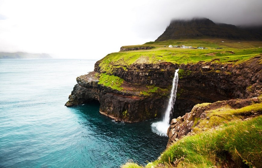 Quần đảo Faroe, giữa Nauy và Iceland: Vào năm 2002, chỉ có 16 người sống ở quần đảo có ngọn thác tuyệt đẹp này. 