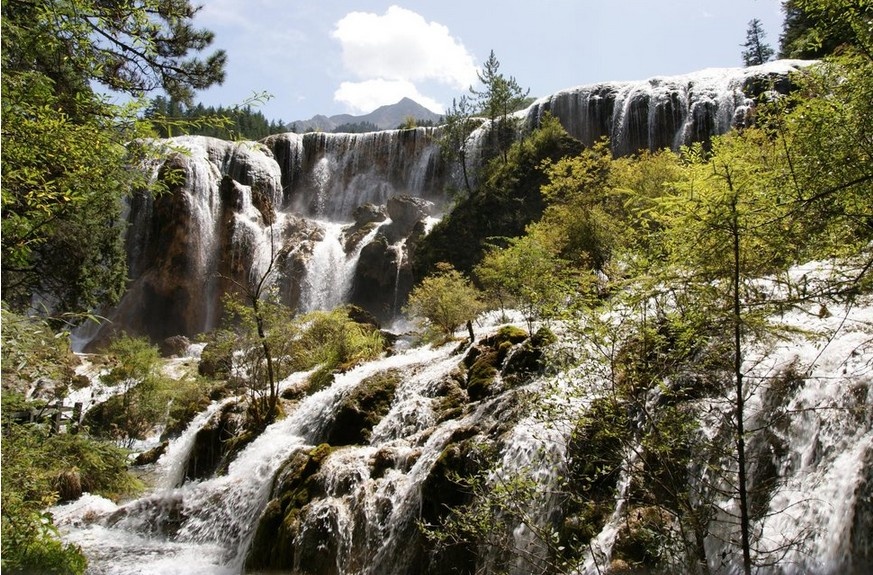 Thác Pearl Shoal, Tứ Xuyên, Trung Quốc: Nơi đây được ví như Las Vegas của tỉnh Tứ Xuyên. Thác nằm gần Hồ Ngũ Hoa, một địa danh nổi tiếng từng xuất hiện trong bộ phim Hero của đạo diễn Trương Nghệ Mưu.