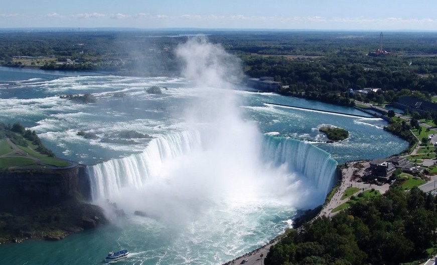 Thác Niagara, Ontario, Canada: Thác Niagara gồm 3 ngọn thác riêng biệt: Horseshoe, American và Bridal Veil. Với hơn 168.000 m³ nước/phút đổ xuống vào thời điểm nhiều nhất, và trung bình gần 110.000 m³/phút, đây là thác nước mạnh nhất ở Bắc Mỹ.