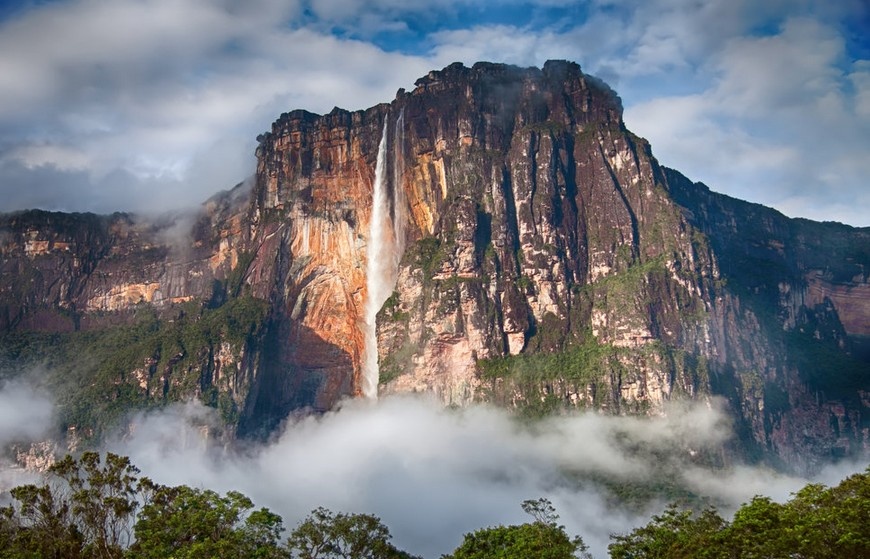 Thác Angel, Auyantepui, Venezuela: Thác Angel bắt nguồn từ họng núi quỷ Auyantepui cao tới 979 m, được người dân bản địa gọi là Kerepakupai- Meru có nghĩa là “thác nước nằm ở địa điểm sâu nhất”. Đây là ngọn thác rơi tự do, không bị gián đoạn, với dòng nước đổ thẳng đo được là 807 m. Ngọn thác được đặt tên theo Jimmie Angel, người đầu tiên bay trên ngọn thác và bị rơi xuống đỉnh thác. Jimmie mất đến 11 ngày mới tìm được đường xuống chân thác.