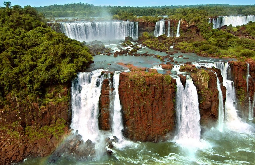 Thác Iguazu, giữa Brazil và Argentina: Tên thác có nghĩa là “nước lớn”, đây là một trong những ngọn thác hung dữ nhất thế giới. Thác là kết quả của một vụ núi lửa phun trào để lại một khe nứt lớn trên bề mặt trái đất, dài gần 2km. Thác Iguazu từng xuất hiện trong nhiều bộ phim nổi tiếng như Moonraker (1979) James Bond, Miami Vice (2006), Indiana Jones và vương quốc sọ người (2008). Cựu đệ nhất phu nhân Eleanor Roosevelt từng đến thác Iguazu và cảm thán: “Tội nghiệp thay cho Niagara!”