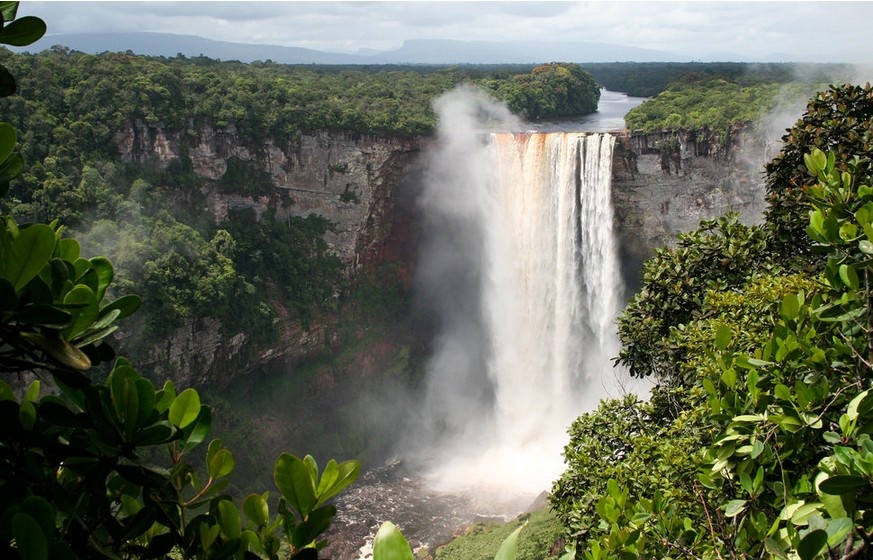 Thác Kaieteur, Essequibo Territory, Guyana: Ngọn thác này cao gấp 4 lần thác Niagara, nằm ở dòng sông Potaro, miền trung Guyana. Đây là một trong những thác nước mạnh nhất thế giới với lượng nước trung bình 663 m3 /giây, chiều cao 226 m. 
