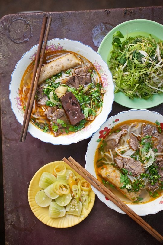 Dùng ánh sáng tự nhiên: Đây là thứ ánh sáng lý tưởng nhất khi chụp đồ ăn, nhưng bạn cần biết cách tận dụng một cách hợp lý. Nếu ở nhà hàng, hãy đặt trước để chọn bàn gần cửa sổ. Nếu không, bạn có thể chọn bàn gần cửa ra vào để có ánh sáng. Nếu chụp ảnh món ăn đường phố, hãy chọn nơi bạn có nhiều ánh sáng tự nhiên nhưng không bị nắng rọi trực tiếp. Thời điểm vàng để chụp là một giờ trước khi mặt trời lặn với thứ ánh sáng mềm mại mượt mà.