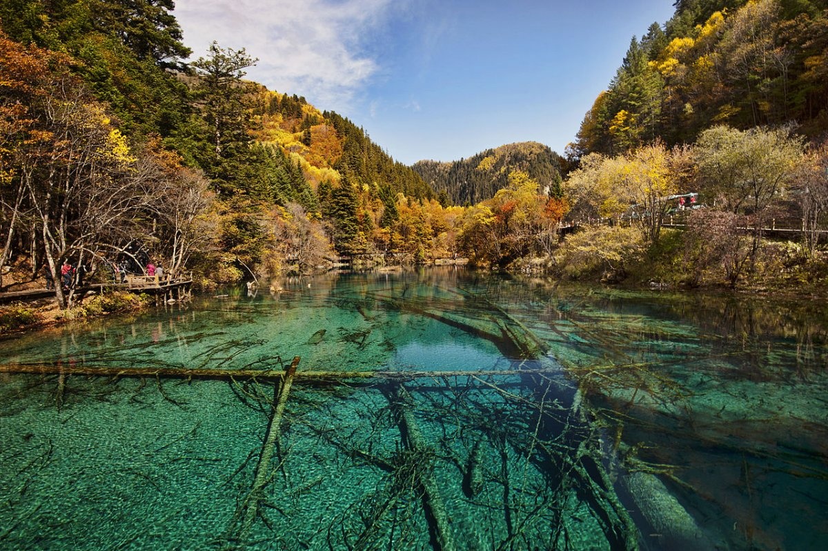 Thung lũng Jiuzhaigou, công viên quốc gia nằm trong dải núi Minshan, Tứ Xuyên, Trung Quốc  là một trong những thung lũng đẹp nhất thế giới với các loài động thực vật quí hiếm, những ngôi làng đặc trưng kiểu Tây Tạng, những thác nước nhiều tầng và nhiều hồ nước lấp lánh sắc màu, trong vắt tới đáy.