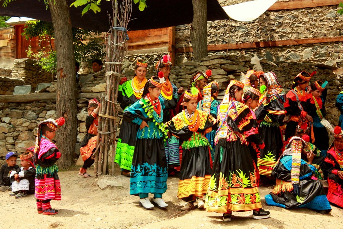Người Kalash sống ở thung lũng Rumbur, Pakistan trong tình trạng nguyên sơ, không điện, không báo chí, không điện thoại. Đến vụ thu hoành, dân làng lại tưng bừng tổ chức ăn mừng, uống rượu với những điệu nhảy quanh những đống lửa lớn, thu hút khách du lịch trong và ngoài nước.