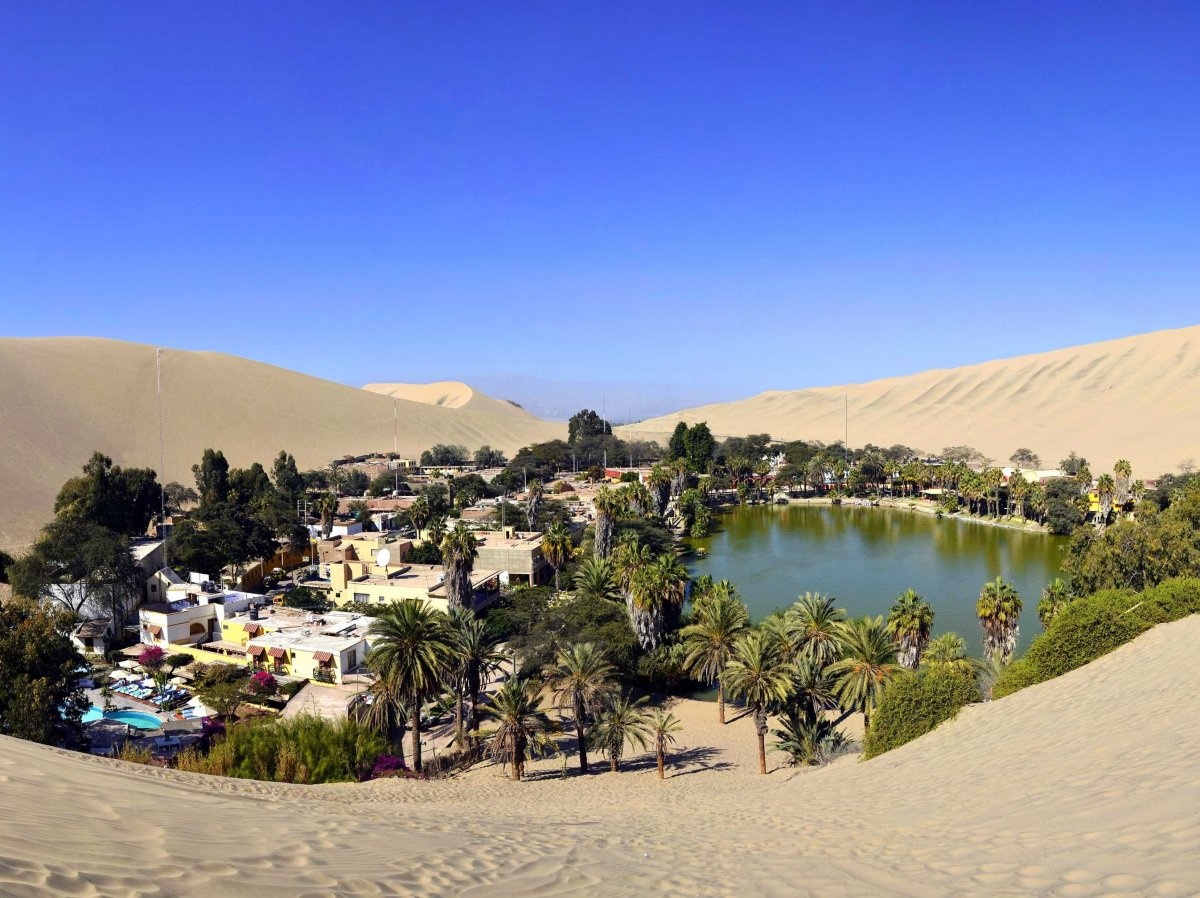 Thị trấn Huacachina là một ốc đảo trong sa mạc ở Peru. Thị trấn tuyệt đẹp với cây cối xanh tươi, hồ nước mát mẻ, mang đến cho du khách những cảm nhận lý thú giữa lòng sa mạc.