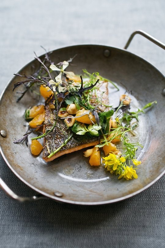 Nên dùng đèn flash hay không: Về cơ bản thì bạn không nên dùng đèn flash khi chụp đồ ăn mà có thể thay bằng ánh nến nếu không đủ sáng. Nếu bắt buộc phải dùng, bạn có thể thử cách phản sáng từ trần nhà hoặc một tấm bảng trắng. Ngay cả một thực đơn trên nền giấy trắng hoặc một chiếc đĩa trắng cũng có thể dùng làm tấm phản sáng.