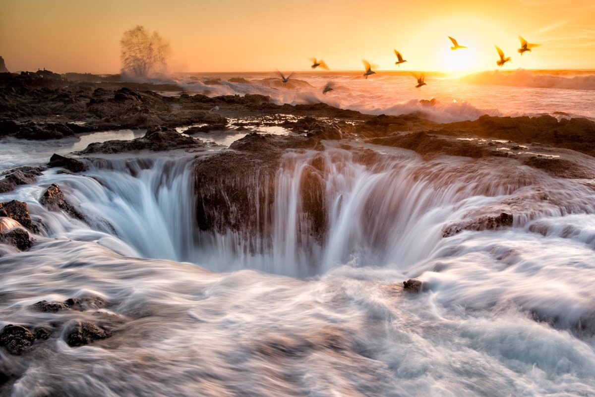 Nằm ở vùng biển Cape Perpetua, Oregon, giếng thần Thor là cảnh quan ngoạn mục trên biển Thái Bình Dương. Mỗi khi thủy triều lên, giếng thần Thor càng trở nên hùng vĩ như đang thể hiện sức mạnh phi thường. 