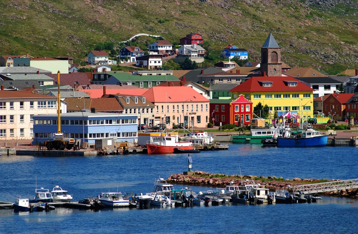 Saint Pierre et Miquelon, một hòn đảo ngoài khơi Canada là di tích cuối cùng của thực dân Pháp tại vùng Bắc Mỹ. Tất cả cư dân trong vùng đều nói tiếng Pháp, với nền văn hóa pha trộn giữa Pháp và Canada.