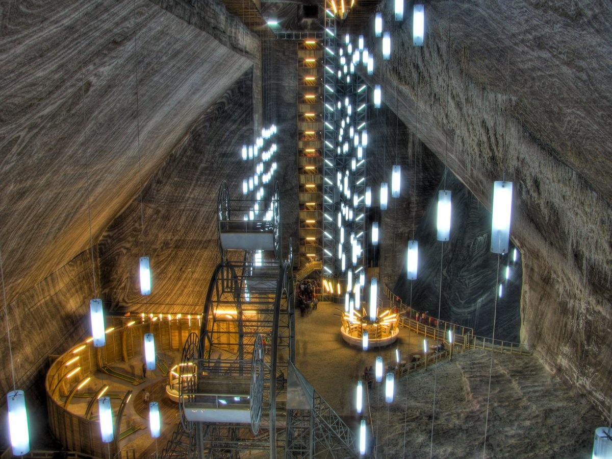 Có từ thế kỷ 17, mỏ muối Salina Turda ở Transylvania, Romania trở thành điểm hấp dẫn khách du lịch từ những năm 1990.