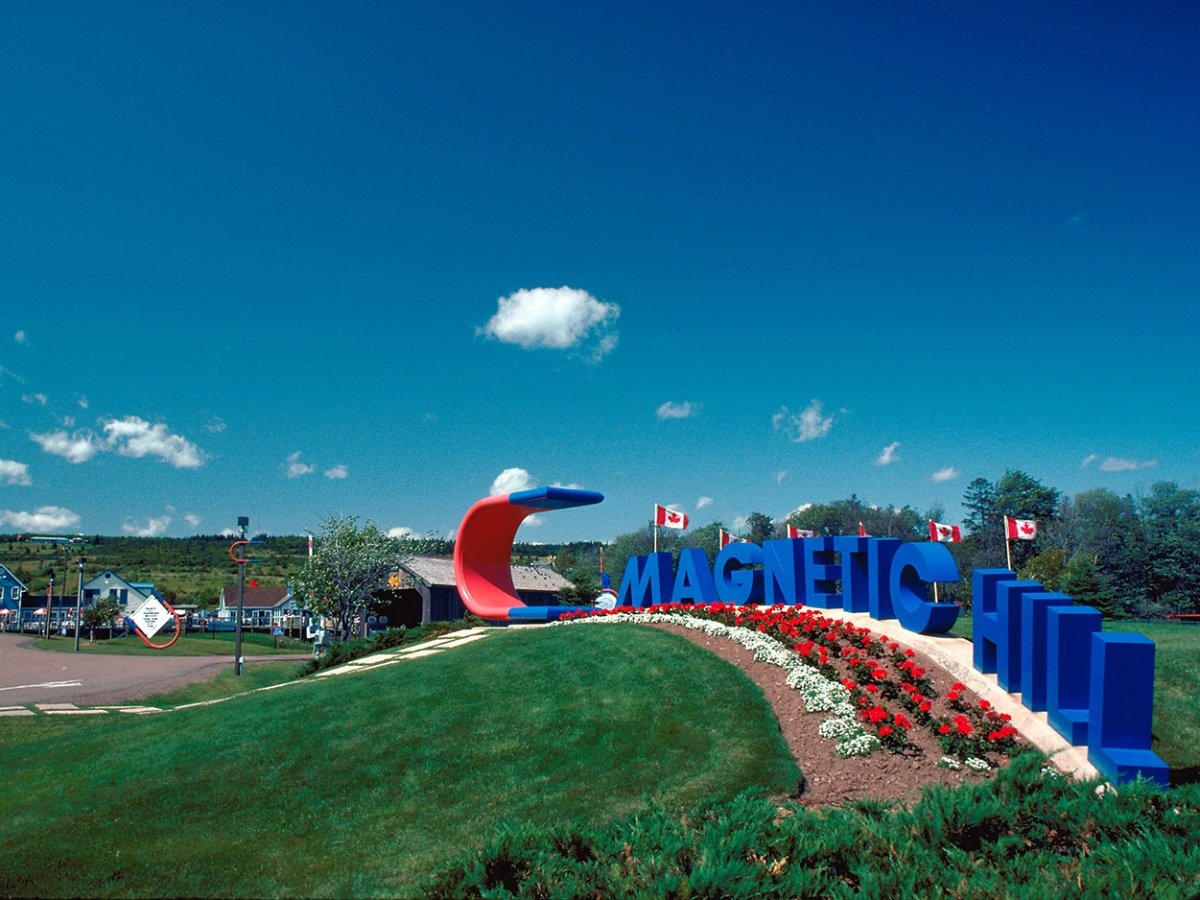 Ở vùng New Brunswick, Canada có một ngọn đồi mang tên đồi Nam Châm (Magnetic Hill). Người dân địa phương nói rằng, nếu dừng xe ở chân đồi, xe sẽ tự động chạy lên đồi.