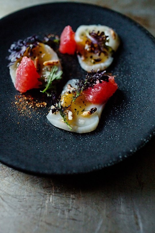 Bạn nên chụp nhiều kiểu từ nhiều góc độ khác nhau. Một số món ăn trông ấn tượng khi chụp cận cảnh