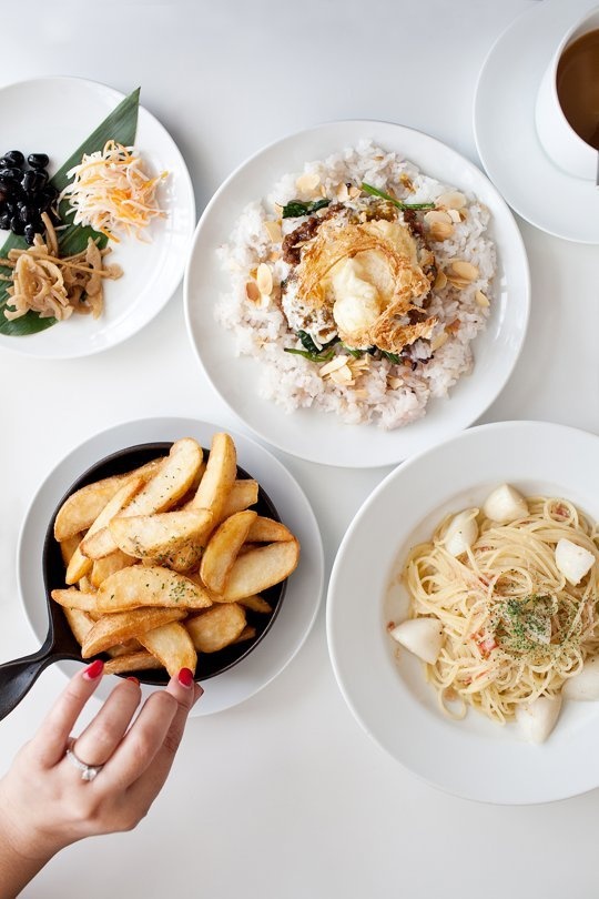 Nếu chụp trước khi ăn, bạn có thể bắt đầu chụp những thứ có sẵn trên bàn như ly tách, dao nĩa… Nếu bạn ăn cùng ai đó, hãy để họ tương tác với đồ ăn bằng tay hoặc dao nĩa rồi chụp, bức ảnh sẽ sống động hơn khi có dấu ấn của con người.