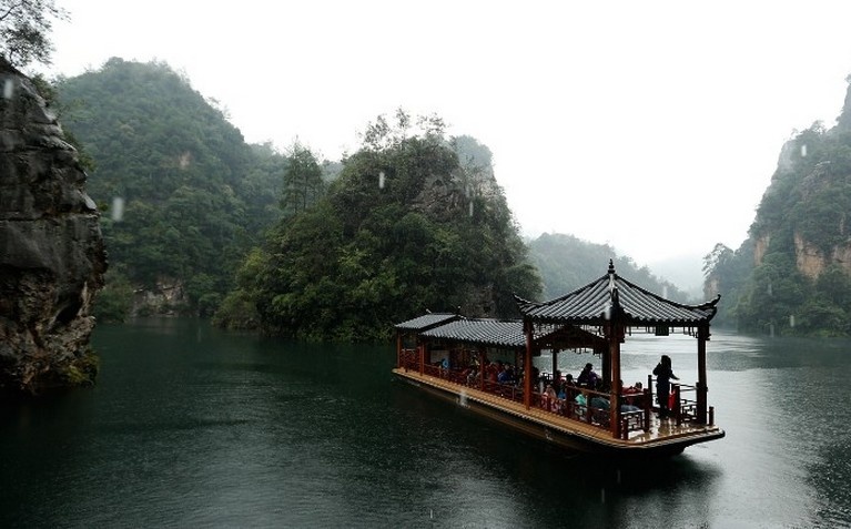 Công viên quốc gia Zhangjiajie rộng 56 km2 thuộc khu thắng cảnh Vũ Lăng Nguyên rộng 26.000 ha, được UNESCO công nhận là Di sản thế giới. 