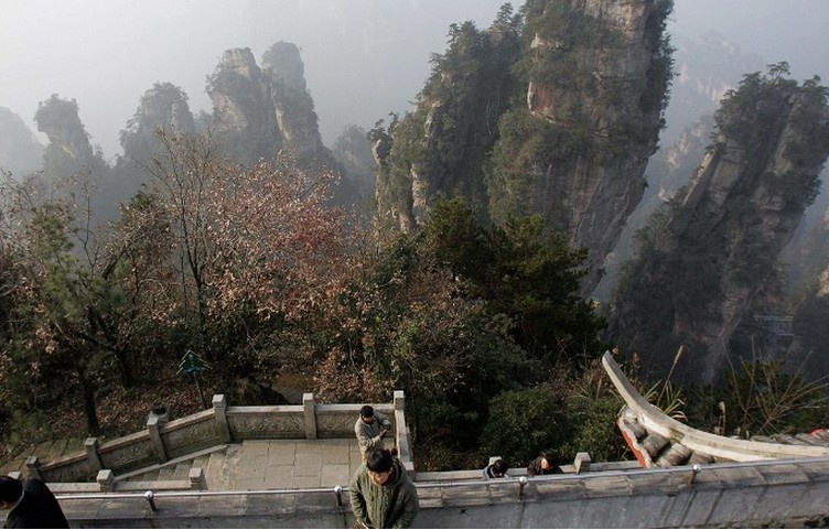 Đây là vùng núi non hùng vĩ, phong cảnh ngoạn mục với hơn 3.000 mỏm núi nhấp nhô cùng các dòng suối, con thác uốn lượn.