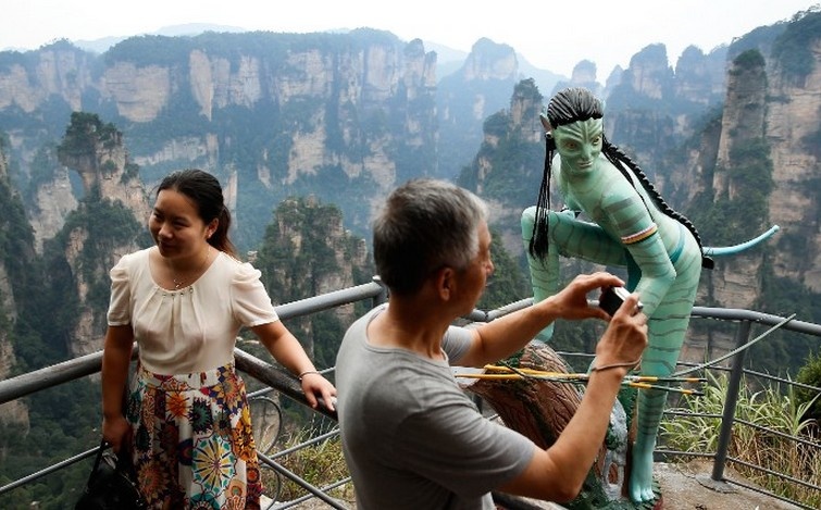 Trên đỉnh núi Thiên Di đặt một bức tượng mô phỏng nhân vật trong phim Avatar. Bối cảnh nơi đây chính là nguồn cảm hứng cho đạo diễn James Cameron khi thực hiện tác phẩm bom tấn Avatar.