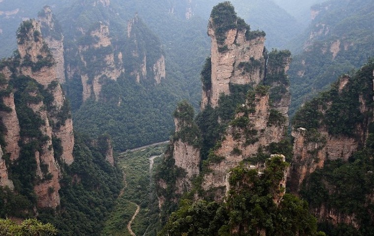 Gần đây, chính quyền địa phương khai thác du lịch bằng cách cho xây dựng cầu đi bộ bằng kính và cáp treo dài nhất thế giới lên đỉnh núi Tianmen.