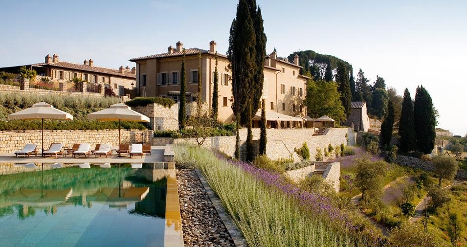 Rosewood Castiglion del Bosco, Montalcino, Italy: Bể bơi vô cực ở vùng Tuscan này nhìn ra quả đồi đầy hoa oải hương và hoa bluebell, với những cánh đồng và ngôi làng Montalcino ở phía xa.