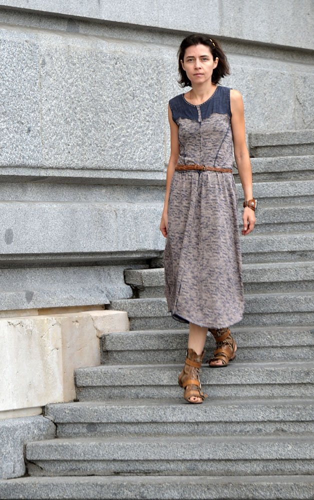 Madrid, Tây Ban Nha: Vào mùa hè, trang phục điển hình cho phụ nữ là áo voan, áo ba lỗ rộng, váy, kính râm, sandal kiểu gladiator, còn khăn quàng dùng quanh năm. Vào mùa thu và mùa đông, phụ nữ mặc quần jeans bó, áo len rộng, đi giày kín mũi. Đàn ông thường mặc quần jeans tối màu, áo cổ tim và áo khoác da. Vòng tay và vòng cổ khá phổ biến, chủ yếu là vòng cổ loại dài, mỏng và có những chi tiết tối màu.