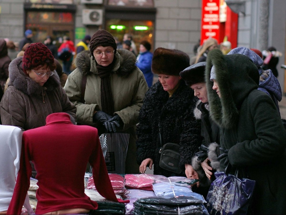 Moscow, Nga: Vào mùa xuân hè, phụ nữ thường mặc áo thun, quần jeans. Đàn ông mặc quần jeans, áo sơ mi dài tay. Một chiếc ô và áo khoác nhẹ cũng rất quan trọng vì trời có thể trở lạnh. Vào mùa đông, người Nga chuộng áo khoác lông thú để giữ ấm. Găng tay, khăn quàng, mũ, ủng là những phụ kiện không thể thiếu. Phụ nữ thường đi giày cao gót, còn đàn ông hiếm khi mặc hàng hiệu như Dolce & Gabbana, Versace, and Armani hoặc đi giày thể thao.