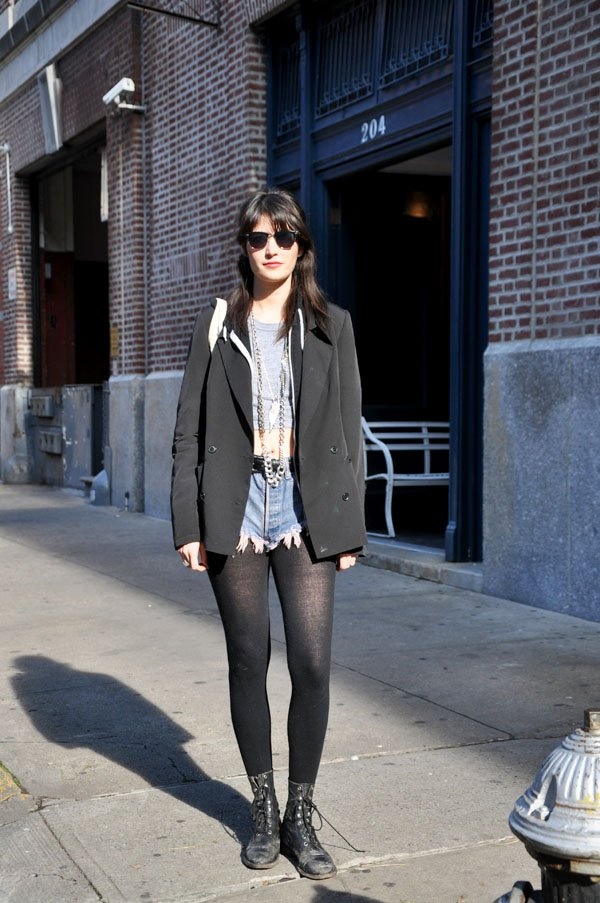 New York, Mỹ: Đen là gam màu được ưa chuộng ở New York, bên cạnh các gam màu trung tính như ngà, xanh đậm, xám. Đồ trang sức có phong cách đơn giản, như dây chuyền vàng kiểu cơ bản, nhẫn mảnh… Giày được người New York khá coi trọng vì họ đi bộ nhiều. Các loại giày được ưa chuộng gồm ủng, giày lười, giày oxford, brogues hoặc giày thể thao.