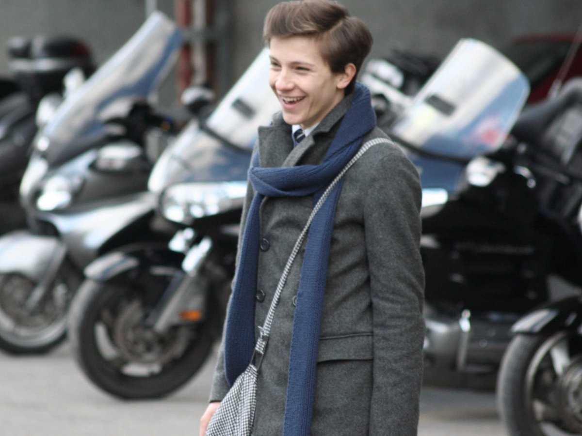 Paris, Pháp: Khi đến Paris, bạn nên bỏ lại dép xỏ ngón, quần thể thao, giày thể theo màu trắng ở nhà. Phụ nữ ở đây thường mặc quần jeans bó, áo đồ hiệu, váy đơn giản, giày converse hoặc giày bệt. Khăn choàng dài là điểm nhấn đặc trưng trong tiết trời lạnh, cùng một đôi derbries hoặc giày oxford. Người Paris cũng rất thích áo khoác hoặc blazer. Nếu mang túi, bạn hãy chọn một chiếc Longchamp hoặc một chiếc túi nhỏ đeo vai bằng da.