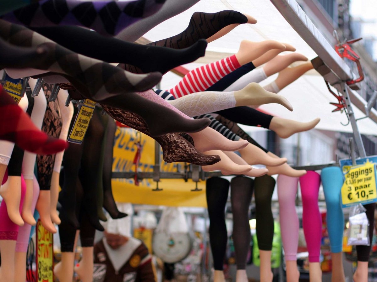 Amsterdam, Hà Lan: Legging là phụ kiện không thể thiếu của phụ nữ Hà Lan. Tất dày dài tới mắt cá chân được mặc cùng váy, chân váy, thậm chí cả quần soóc. Bạn có thể chọn giày thể thao sáng màu, vào mùa đông thì bốt đế bệt là lựa chọn sáng suốt nhất. Vào buổi tối, bạn nên mặc áo khoác nhẹ hoặc blazer cùng quần jeans. Đặc biệt nên có một lớp mặc ngoài chống nước phòng trường hợp thời tiết thay đổi bất thường.
