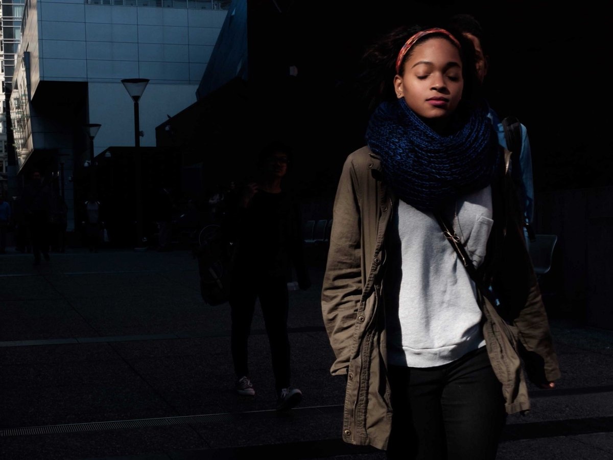 San Francisco, California: Người dân ở đây mặc nhiều lớp vì thời tiết thay đổi thất thường. Bạn sẽ ít khi thấy mọi người mặc quần soóc sáng màu vào mùa hè. Thay vào đó, họ mặc quần jeans, đồ tối màu, áo khoác da, bốt vừa thoải mái vừa thời trang, giày bệt hoặc giày thể thao để tiện leo dốc. Áo lông hoàn toàn không xuất hiện ở đây.