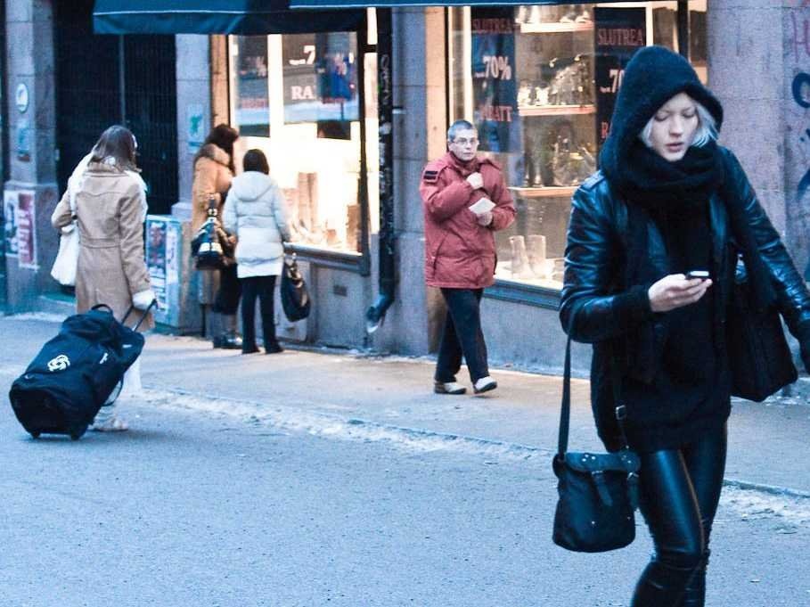 Stockholm, Thụy Điển: Thời trang ở đây theo phong cách cổ điển tối giản. Phụ kiện gồm có mũ hoặc kính râm tối màu. Bốt đế bệt được ưa chuộng vào mùa đông, giày bệt cho mùa hè do họ đi bộ rất nhiều. Đàn ông mặc đồ denim tối màu cùng áo thun hoặc áo sơ mi.