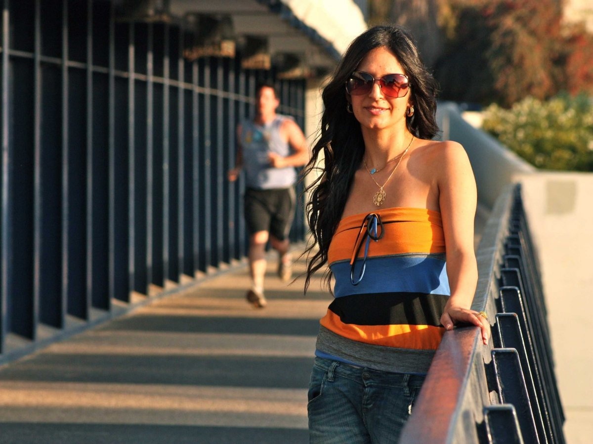 Tel Aviv, Israel: Phụ nữ ở đây thích mặc áo dệt kim, váy xếp nếp với những chi tiết cầu kỳ, áo hở vai, váy cuốn. Quần jeans bó, quần đũng dài là trang phục ưa thích vào mùa hè thu, đàn ông thường đi sandal vì ở đây có rất nhiều bãi biển. Khi trời trở lạnh, các cô gái đi giày bệt và bốt dài, còn đàn ông chọn giày Converse.