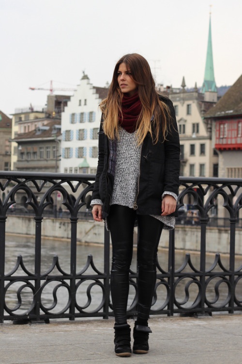 Zurich, Thụy Sỹ: Phong cách người Thụy Sĩ thường đơn giản, gọn gàng và tinh tế. Bạn không nên đeo quá nhiều phụ kiện, tránh cách loại quần áo màu mè sặc sỡ. Các gam màu cơ bản được ưa chuộng ở đây là đen, xám và nâu. Áo khoác thể thao mùa đông chỉ được mặc khi trượt tuyết. Còn bình thường họ mặc áo len và các loại áo khoác cơ bản.