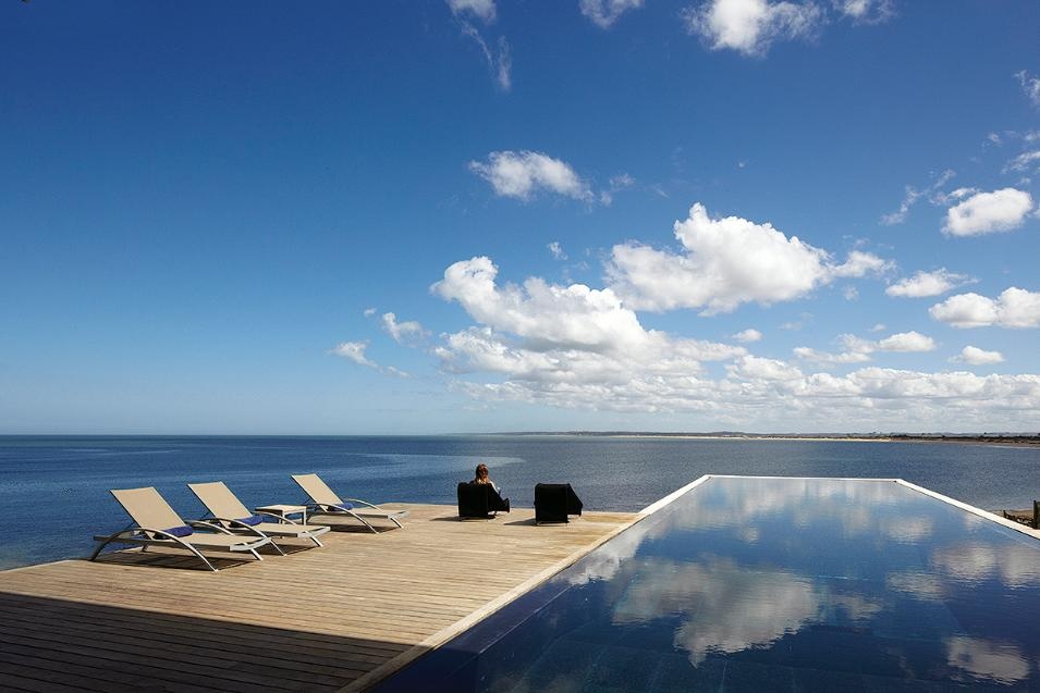Playa Vik José Ignacio, Uruguay: Không chỉ có bộ sưu tập nghệ thuật quốc tế ấn tượng và thiết kế độc đáo, khu nghỉ dưỡng này còn có một hồ bơi tuyệt đẹp nhìn ra biển, tỏa sáng rực rỡ vào ban đêm.