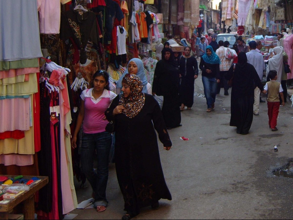 Cairo, Ai Cập: Ở Cairo, hầu hết mọi người đều rất bảo thủ trong trang phục. Đàn ông mặc quần âu, áo thun, hiếm khi thấy họ mặc quần soóc, áo ba lỗ hoặc đeo đồ trang sức. Vào mùa hè, phụ nữ mặc quần vải cotton, quần ống rộng chất liệu linen, váy dài quá gối, áo dài tay, còn mùa đông họ mặc quần jeans. Du khách đến đây nên tránh mặc đồ bó sát, cổ trễ hoặc vải xuyên thấu. Do Cairo rất nhiều cát nên mọi người thường đi giày dép thoải mái và hở ngón.
