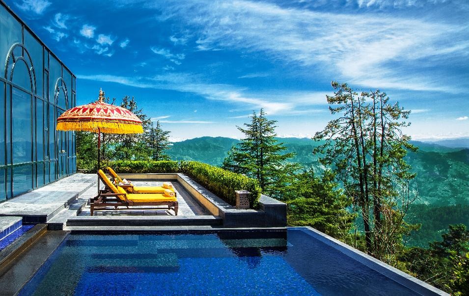 Wildflower Hall, Shimla, Himalayas – Oberoi Resort, Ấn Độ: Nằm giữa rừng thông và tuyết tùng dưới chân núi Himalaya, khu nghỉ dưỡng Oberoi cho du khách đắm mình trong không gian thiên nhiên. Bể bơi vô cực ở Oberoi là địa điểm thư giãn lý tưởng giữa bốn bề núi rừng.