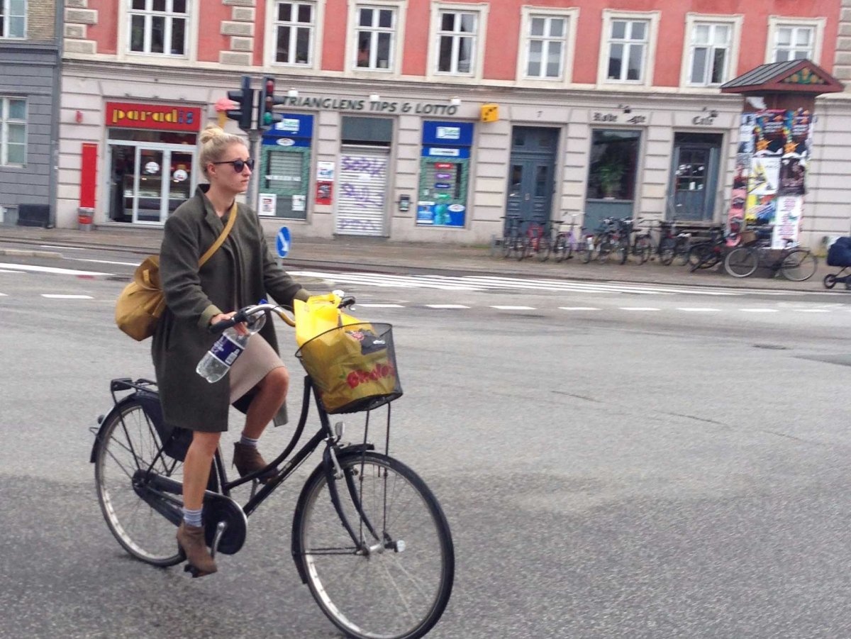 Copenhagen, Đan Mạch: Thời trang ở đây khá lịch sự nhưng đơn giản. Người dân địa phương thường đi bộ hoặc đi xe đạp, vì vậy họ thường chọn giày bệt, giày thể thao hoặc ủng thoải mái. Trang phục ưa chuộng là áo rộng, quần skinny. Vào mùa hè, phụ nữ thường mặc váy áo kiểu nữ tính, mang giày như của đàn ông, hoặc mặc quần họa tiết rộng, váy midi. Vào mùa đông ai cũng phải có ít nhất một áo khoác hoặc áo da.
