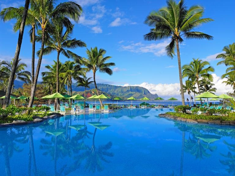The St. Regis Princeville Resort, Kauai, Hawaii: Ý tưởng của nhà thiết kế bể bơi vô cực này là xóa nhòa mọi ranh giới giữa bể bơi nhân tạo và khung cảnh thiên nhiên xung quanh. Bể nhìn ra dãy núi Makana với không gian thoáng đãng.