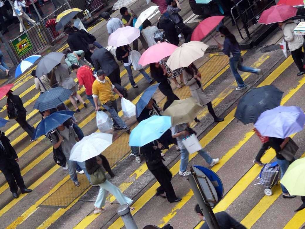 Hong Kong: Một trong những phụ kiện được sử dụng nhiều nhất ở xứ cảng thơm là ô. Ai cũng cầm một chiếc ô vào mùa thu hoặc đông, đề phòng những cơn mưa bất chợt, hoặc để tránh nắng vào mùa hè. Các loại giày nhanh khô cũng được ưa chuộng. Phong cách ăn mặc ở Hong Kong khá thoải mái, với giày thể thao và quần jeans. Quần soóc, dép xỏ ngón được dùng khá phổ biến, nhưng đồ quá ngắn hoặc hở hang không được ưa chuộng ở đây. Phụ nữ thường không mặc áo hở ngực hở vai, nhưng váy ngắn thì vẫn được chấp nhận.
