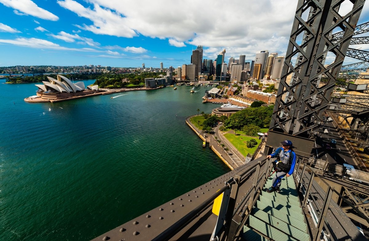 Cầu Sydney Harbour, Australia: Cảnh nhà hát Opera Sydney nhìn từ đỉnh cầu Harbour ở độ cao 134 m tính từ mặt biển.