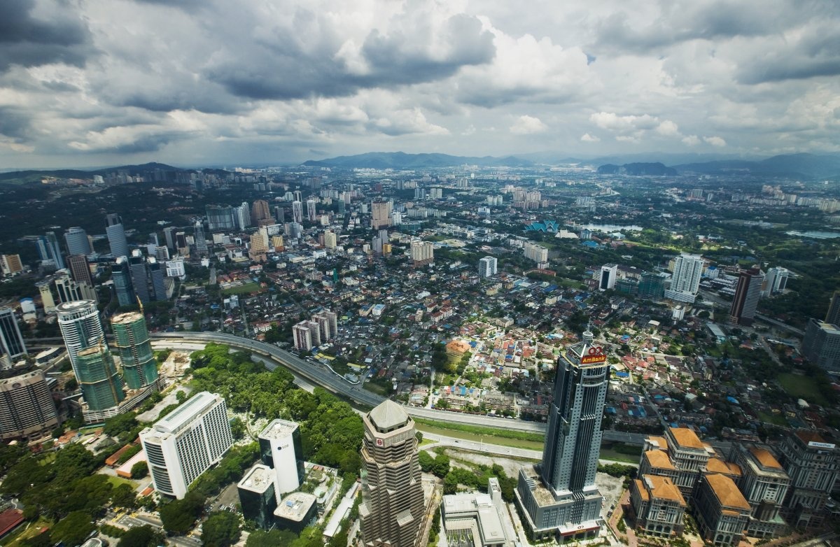 Tháp Petronas, Kuala Lumpur: Hành trình đến thủ đô của Malaysia sẽ thiếu sót nếu bạn không lên đỉnh tòa tháp đôi Petronas. Bạn có thể lên đài quan sát ở tầng 86, hoặc đi trên cầu Skybridge nối 2 tòa tháp ở độ cao 170 m để ngắm nhìn toàn cảnh thành phố.